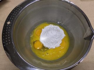 奶油黑杯子,蛋液中加入糖和盐
