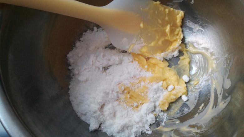 樱花泡芙,1.黄油软化，加入糖粉搅拌均匀