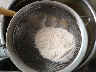樱花泡芙,2.加入过筛的低筋粉，用刮刀混合均匀