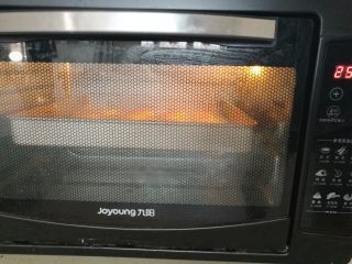 樱花泡芙,17.放入烤箱，210度，烤10分钟后，转入180度，烤20分钟即可！