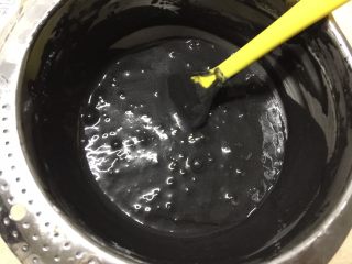 奶油黑杯子,模具内筛入低粉，倒扣取出多余的粉