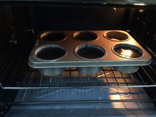 奶油黑杯子,放入预热好的烤箱中层，160度，30分钟