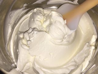 奶油黑杯子,淡奶油中加入糖粉，打发至9分发