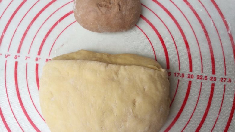 小熊面包,4.面图案分成一大一小，小的面团，放少许可可粉，揉面团！