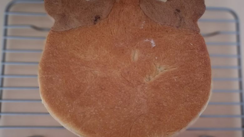 小熊面包,9.小熊面包用面包刀切片，番茄酱放入裱花袋。