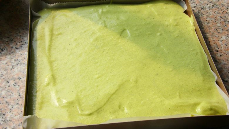 抹茶漩涡蛋糕,12．	倒入蛋糕糊，用抹刀抹平表面。