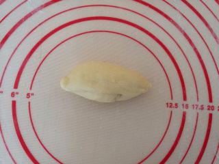 水果鱼面包,7.搓成橄榄球形状。
