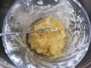 水果鱼面包,12.奶酪隔水软化，加入糖粉，搅拌均匀！奶酪隔水保温，冷了就硬了。