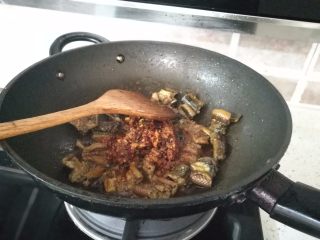 爆炒鳝鱼,炒至八分熟，放入豆瓣酱，继续爆炒