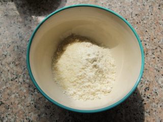 椰蓉薄脆饼,1.	椰蓉混合低筋面粉备用。