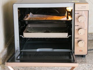 椰蓉薄脆饼,9.	将烤盘放到预热好的烤箱中。
。