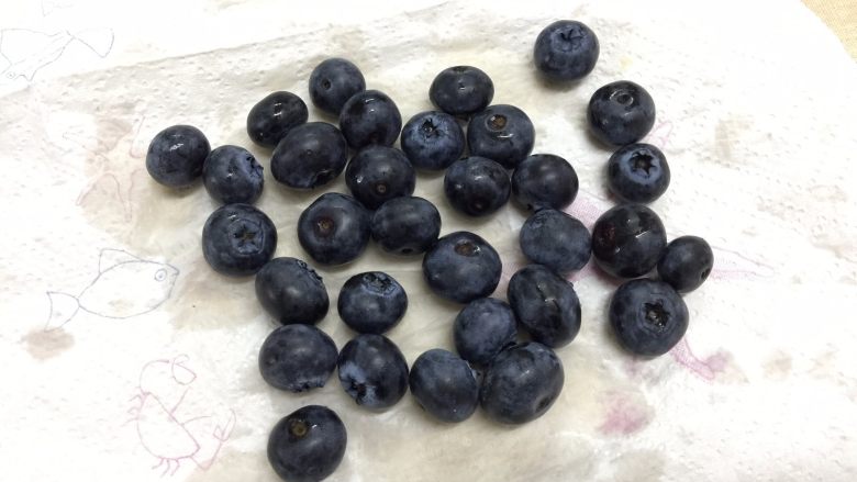 脆皮蓝莓玛芬,蓝莓提前洗净，用纸巾吸干表面的水分