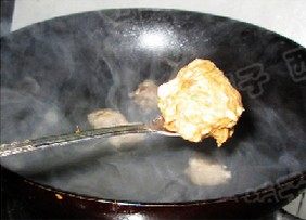 北极虾肉丸萝卜火锅,锅中注入水烧开，用小勺把肉馅揉搓成圆球，放入开水中