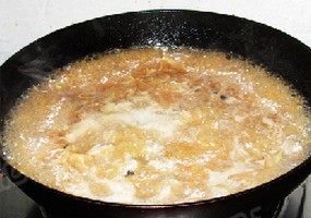 北极虾肉丸萝卜火锅,倒入煮肉丸的汤汁烧开