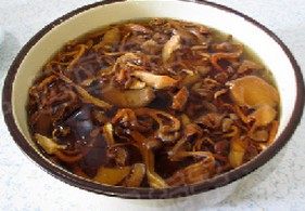 飘香鸡什锦菌菇火锅,茶树菇提前泡发洗净。泡发的水不要倒掉，放在一边沉淀。