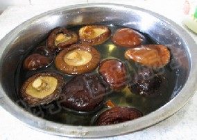 飘香鸡什锦菌菇火锅,干香菇清洗干净，用温水泡发后去掉蒂头，沥干水分备用。泡香菇的水不要倒掉，放在一边沉淀。
