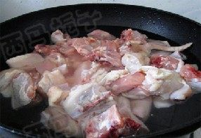 飘香鸡什锦菌菇火锅,将洗净的三黄鸡焯水后沥干水分