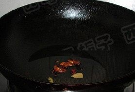 飘香鸡什锦菌菇火锅,锅中放油，煸香调味料