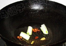 飘香鸡什锦菌菇火锅,加入葱姜继续煸香