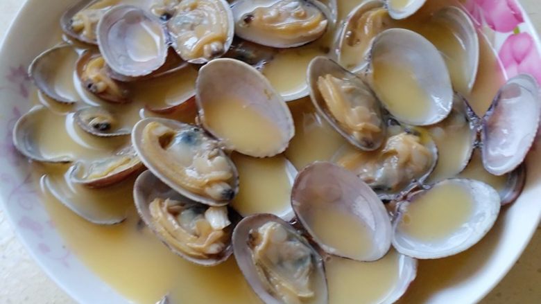 蛤蜊蒸蛋（内涵适合宝宝的吃法）,把搅拌好的溶液倒入盛蛤蜊的盘子里