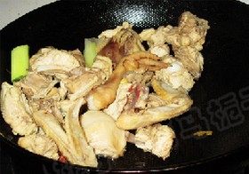 飘香鸡什锦菌菇火锅,放入焯水的鸡块煸炸出变色