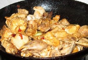 飘香鸡什锦菌菇火锅,烹入料酒 加入酱油，糖将鸡肉炒上色出香味