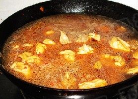 飘香鸡什锦菌菇火锅,倒入泡香菇和泡茶树菇的水。烧开，转小火焖至10分钟