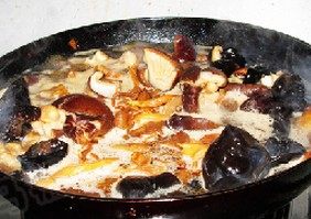 飘香鸡什锦菌菇火锅,放茶树菇、香菇、木耳，加入盐，大火烧开，盖盖改小火焖30分钟。