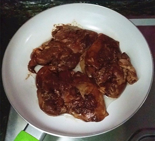 照烧鸡腿饭,平底锅加热后滴少许食用油，放入腌好的鸡腿、皮面朝下