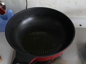 肉末榨菜蒸豆腐,锅内烧热油