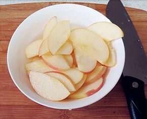 肉桂苹果派,苹果去核，切成半月形状的薄片待用