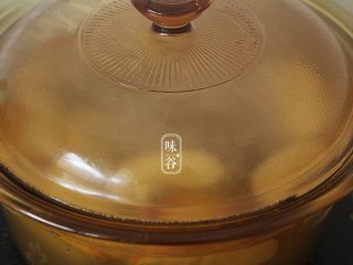 西瓜翠衣消暑靓汤,盖上锅盖，大火煮沸腾后，转小火继续煲1小时;