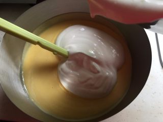 巧克力三重奏慕斯,淡奶油提前打发至有纹理后，加入到过筛后的牛奶蛋黄糊里搅拌均匀成奶油糊，分成3等分