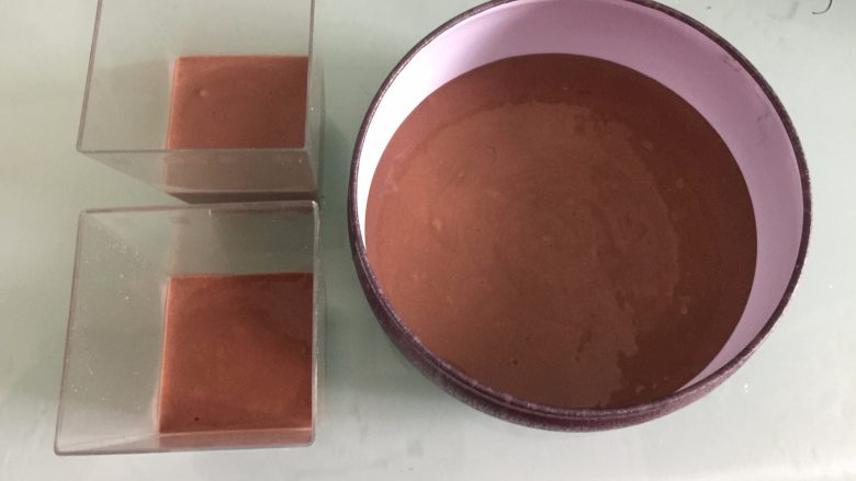 巧克力三重奏慕斯,把黑巧克力奶油糊倒入容器里，放入冰箱冷藏至凝固