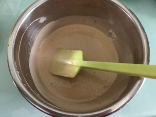 巧克力三重奏慕斯,牛奶巧克力隔热水融化后，加入到另一份奶油糊里，搅拌均匀