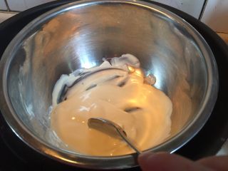 巧克力三重奏慕斯,把白巧克力隔热水融化后，加入到第三份奶油糊里，搅拌均匀