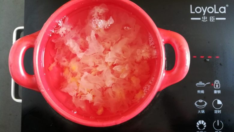 菠萝银耳羹,砂锅里加入大约1L凉水，放入银耳