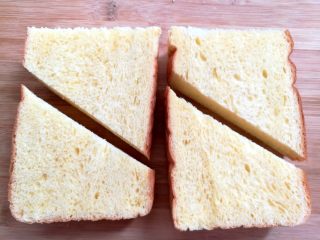 口袋三明治, 面包切成2.5cm厚的吐司块，切斜对角