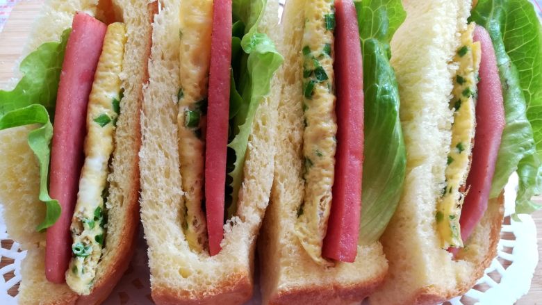 口袋三明治,在吐司里放上蛋饼，火腿肠片和生菜，口袋三明治就做好了