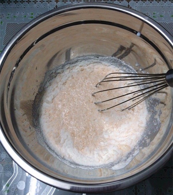 芒果牛奶冰激凌,用蛋抽搅拌至无颗粒后，倒入一个可带盖有大碗中