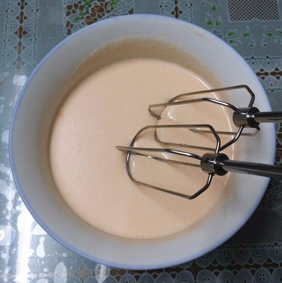 芒果牛奶冰激凌,用电动打蛋器搅打约10分钟左右，至膨松状态加盖送入冰箱冷冻