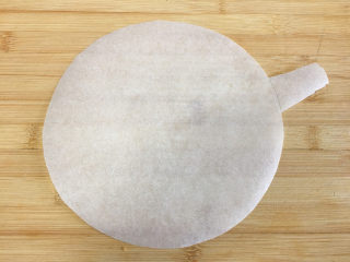 8寸芒果慕斯蛋糕,先做准备工作：先用油纸剪一张和八寸蛋糕模具底一样大小的圆形，有一边留一点纸边。（如图）