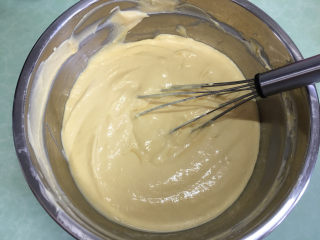 8寸芒果慕斯蛋糕,用硅胶刀或手动打蛋器混合均匀，芒果慕斯液就做好了。