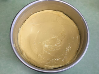 8寸芒果慕斯蛋糕,将芒果慕斯液一半倒入提前准备的模具中抹平。