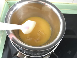 8寸芒果慕斯蛋糕,做镜面：橙汁200ml加提前软化的5克吉利丁片，同样隔热水进行融化.待凉后备用。