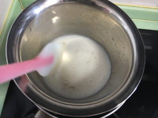 8寸芒果慕斯蛋糕,将50克牛奶放入小锅中，加入软化后的吉利丁片（吉利丁片挤去水份），放在燃气上隔水加热，使吉利丁片完全融化，混合均匀，然后放凉备用。