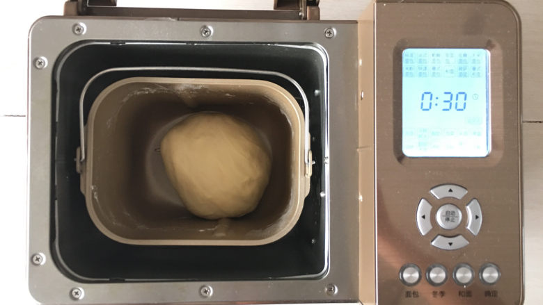 肠仔面包卷,将面团整理好重新放入面包机里进行一次发酵，时间设定为30分钟。