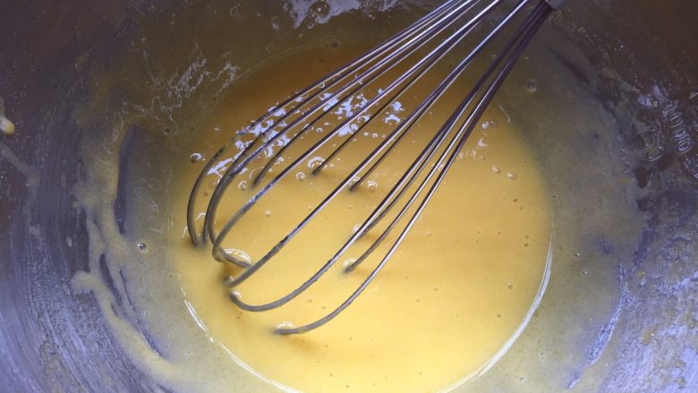 香草魔法蛋糕,分离蛋清蛋黄后，在蛋黄中加入10克牛奶和糖粉，一直搅拌至颜色变浅