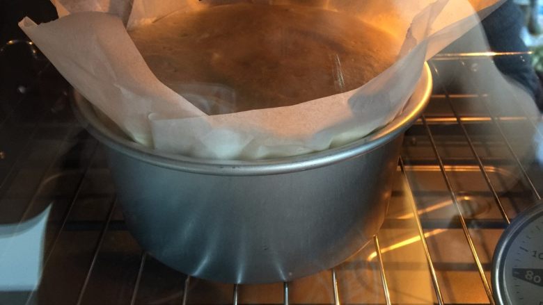 香草魔法蛋糕,放入预热好的烤箱中下层，上下火150度，55分钟左右