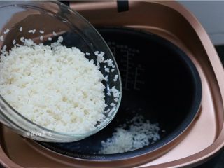 五花肉蒜香腊味焖饭,大米淘洗干净，倒入电饭锅内，加上高出大米一指厚的水量